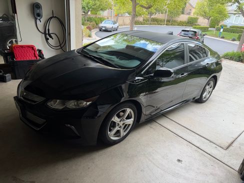 Used 2017 Chevrolet Volt LT w/ Comfort Package FWD image 1