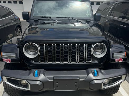 Used 2024 Jeep Wrangler Unlimited Sahara w/ Technology Group AWD/4WD image 4