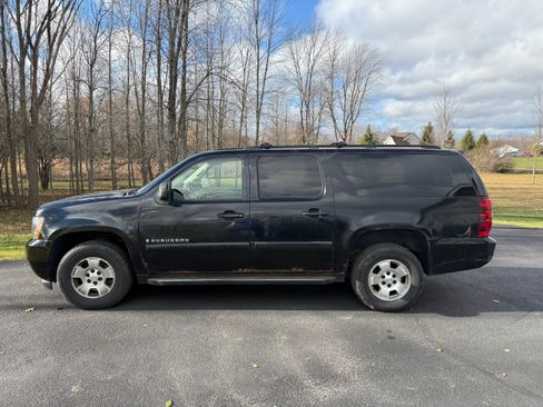 Used 2008 Chevrolet Suburban LT image 1