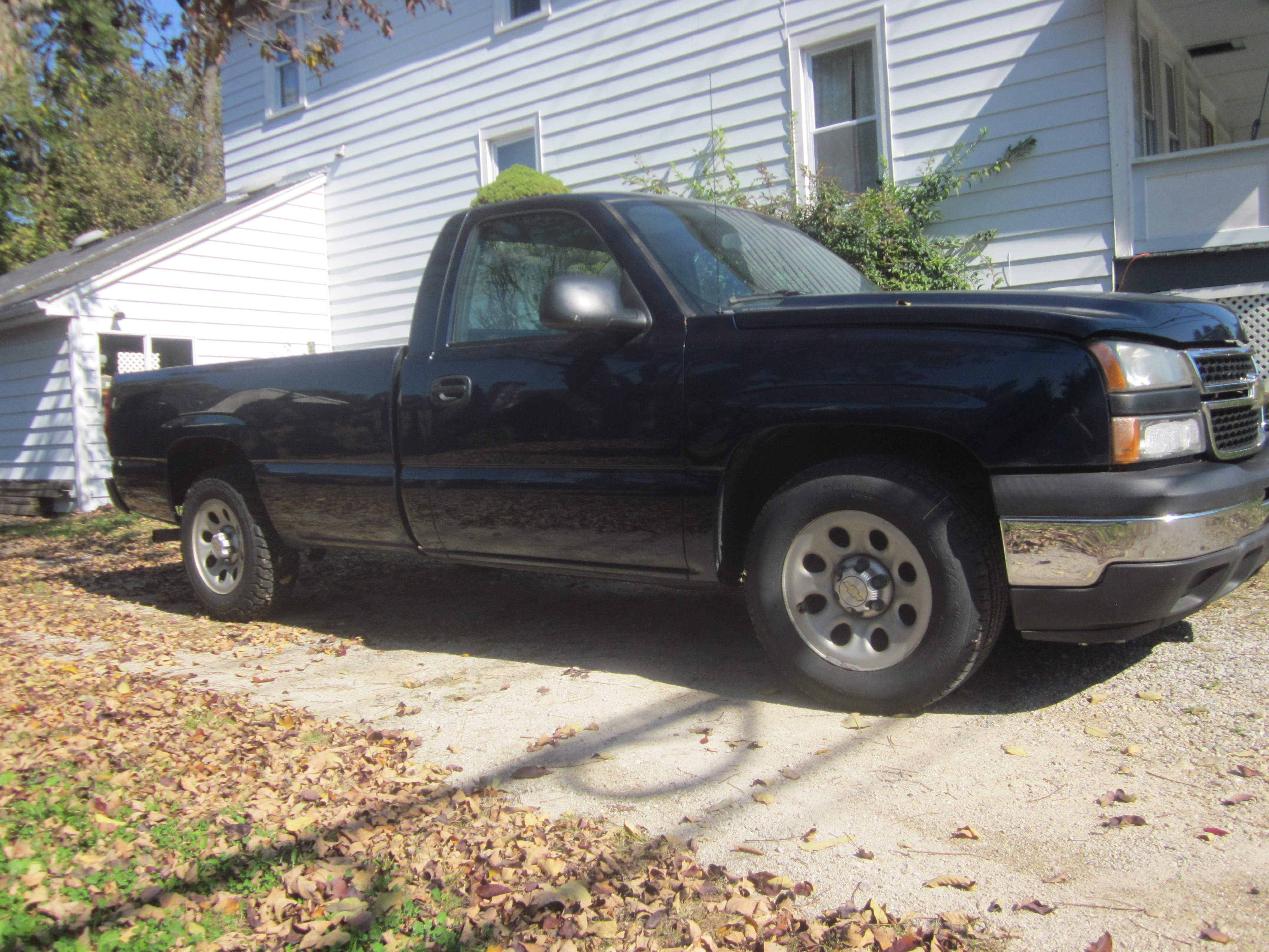 Used 2007 Chevrolet Silverado 1500 W/T RWD image 2
