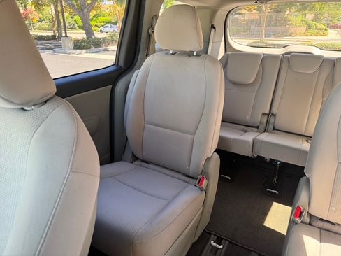Used 2021 Kia Sedona LX FWD image 18