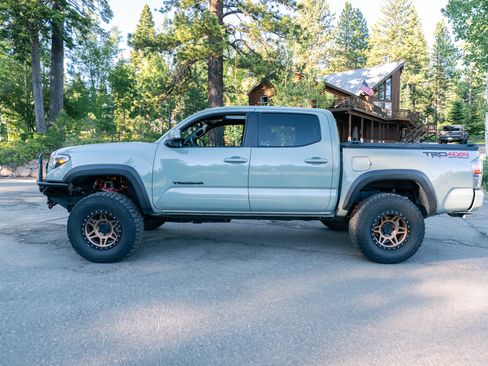 Used 2022 Toyota Tacoma TRD Off-Road w/ TRD Premium Off Road Package AWD/4WD image 9