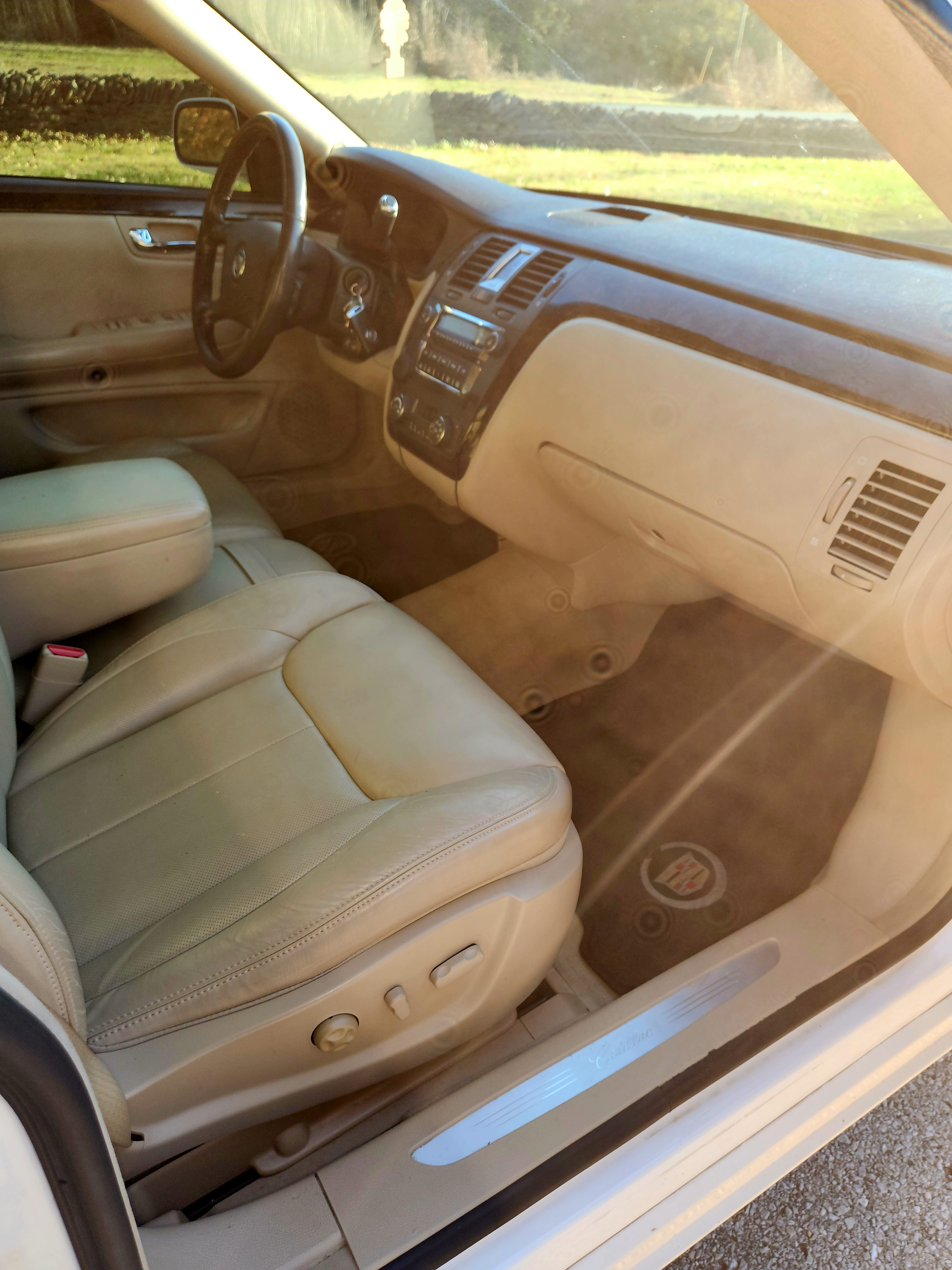 Used 2008 Cadillac DTS w/ Sun And Sound Package FWD image 4
