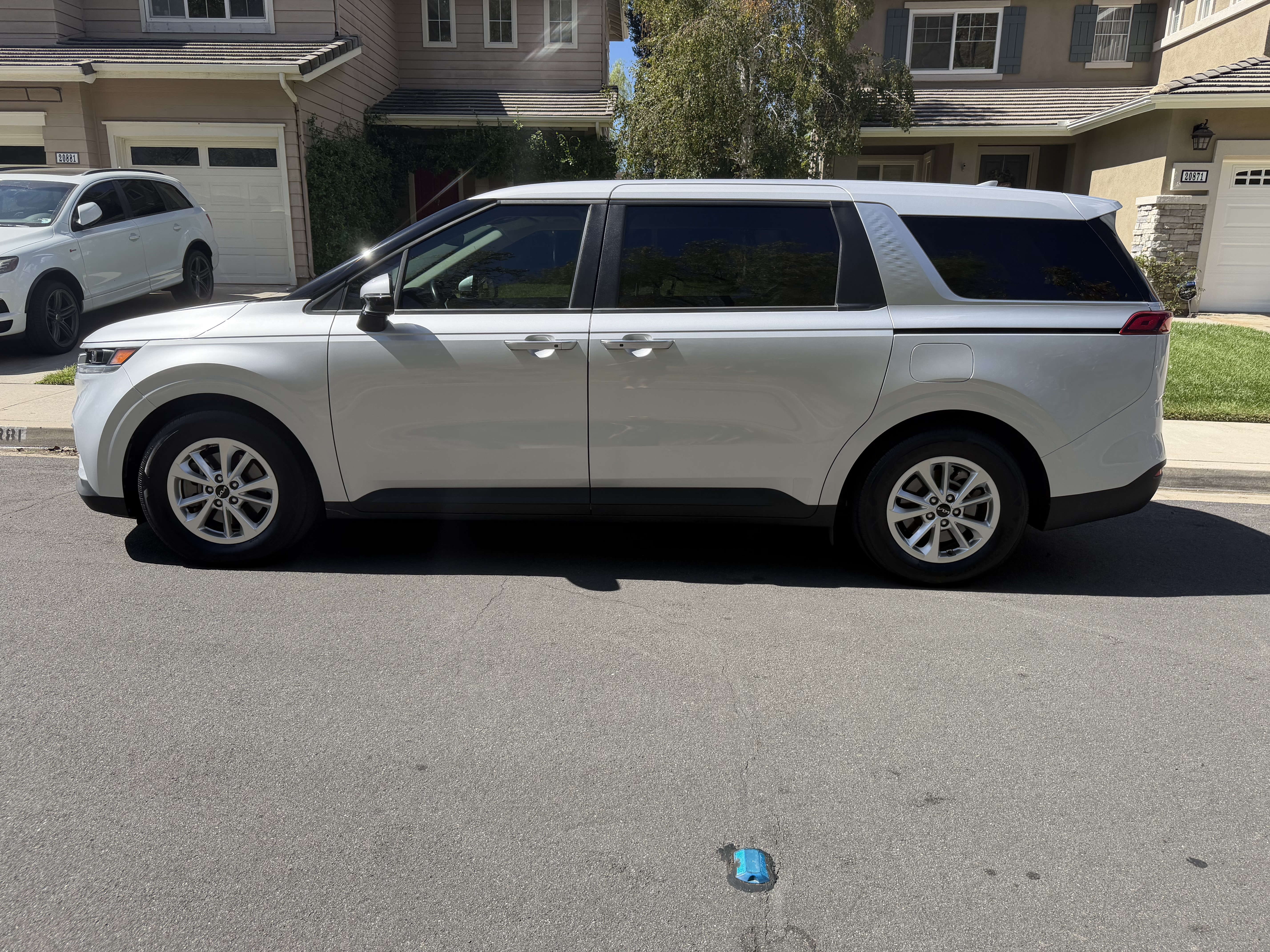 Used 2022 Kia Carnival LX FWD image 12