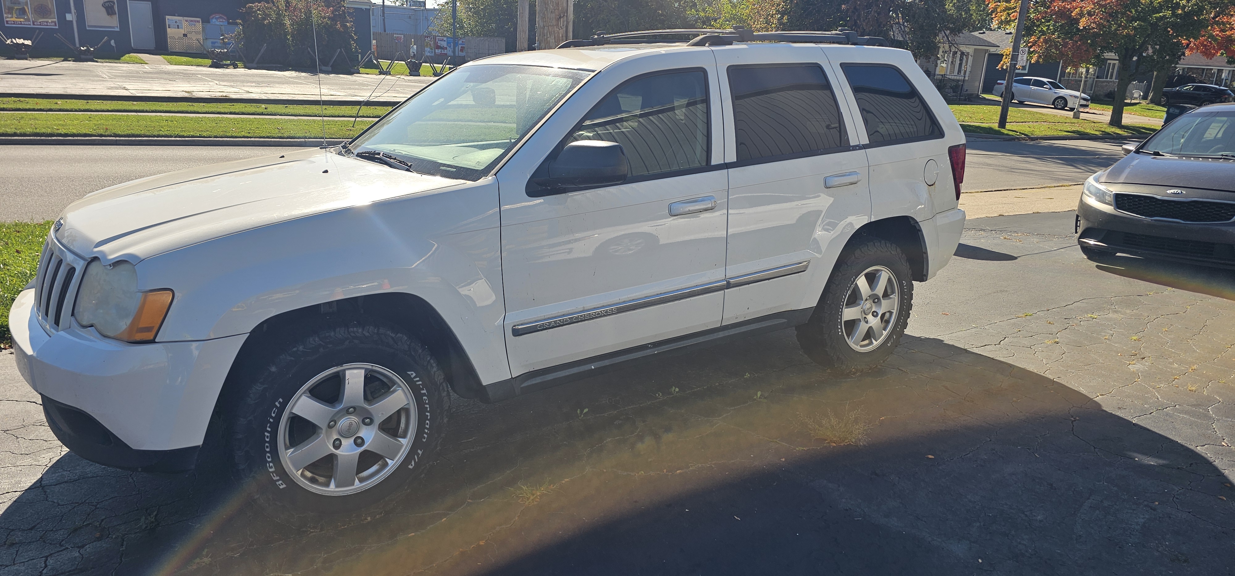 Used 2010 Jeep Grand Cherokee Laredo AWD/4WD image 2