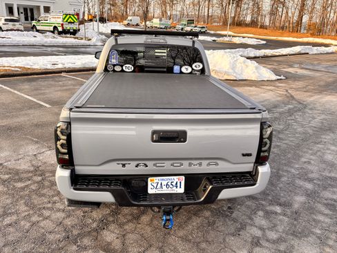 Used 2019 Toyota Tacoma TRD Sport image 6