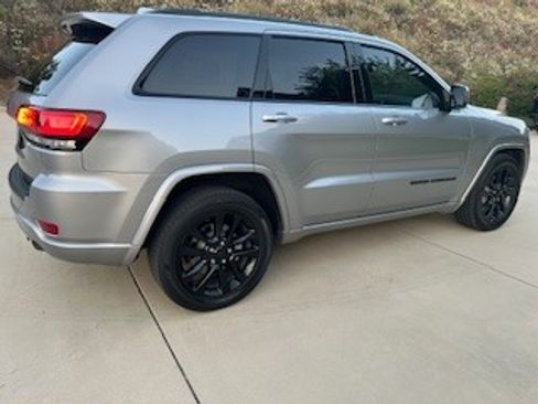 Used 2018 Jeep Grand Cherokee Altitude image 5