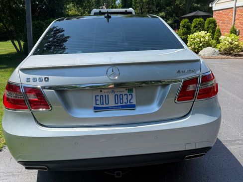 Used 2011 Mercedes-Benz E 550 4MATIC Sedan image 4