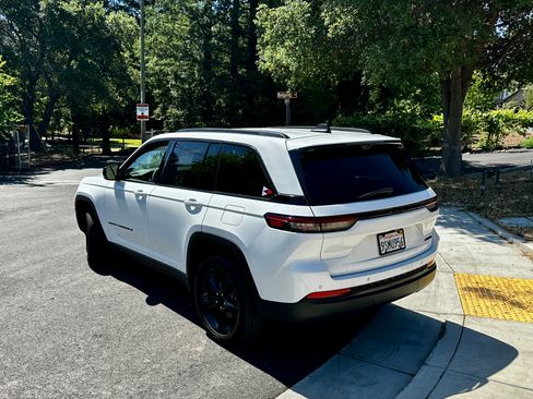 Used 2024 Jeep Grand Cherokee Limited w/ Luxury Tech Group II image 8