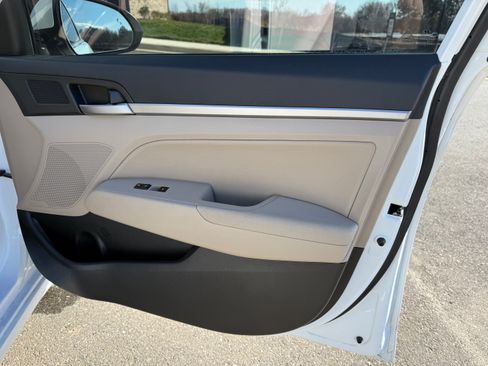 Used 2017 Hyundai Elantra Limited image 19