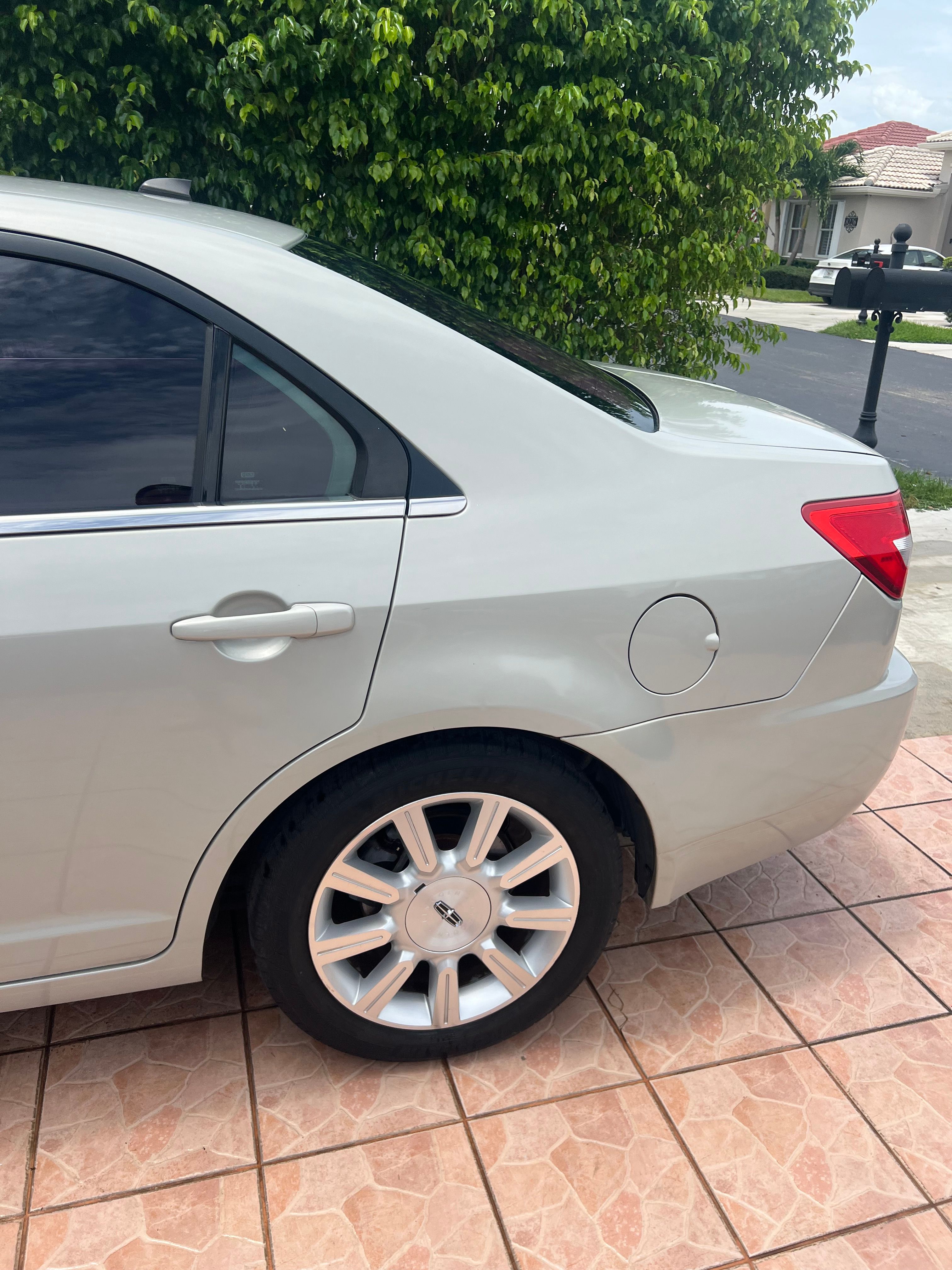 Used 2007 Lincoln MKZ FWD image 2