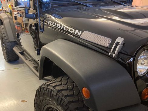 Used 2011 Jeep Wrangler Unlimited Rubicon w/ Connectivity Group image 9