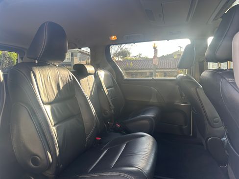 Used 2015 Toyota Sienna SE Premium image 5