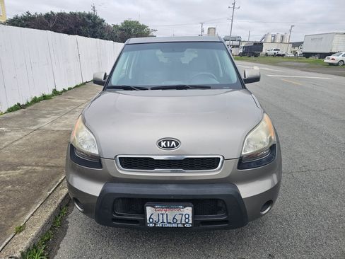 Used 2010 Kia Soul + image 8