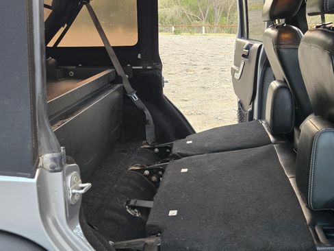 Used 2015 Jeep Wrangler Unlimited Rubicon image 28