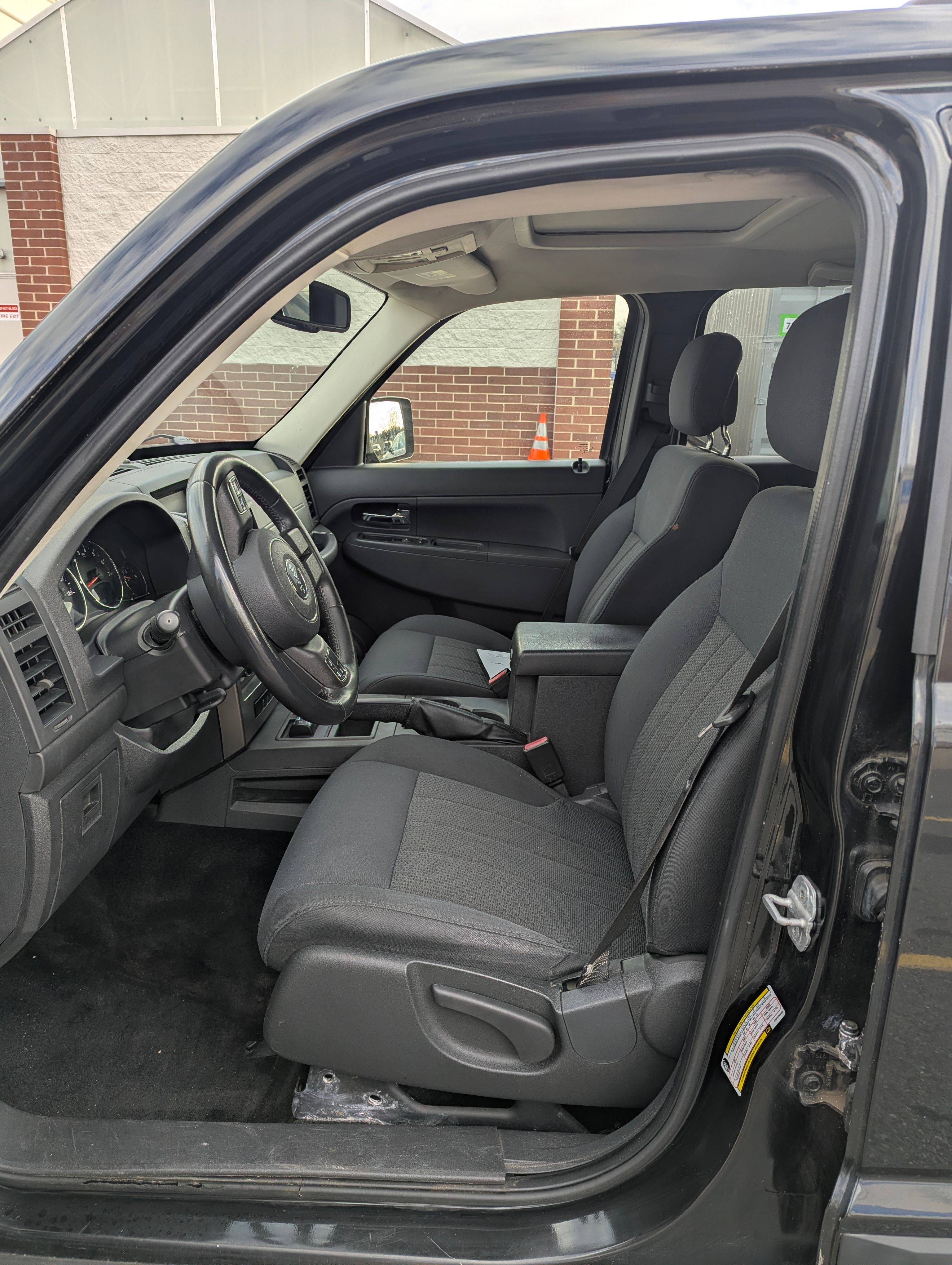 Used 2011 Jeep Liberty Sport AWD/4WD image 6