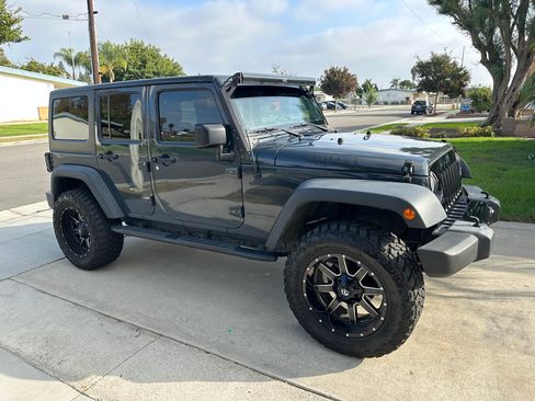 Used 2018 Jeep Wrangler Unlimited Sport image 2