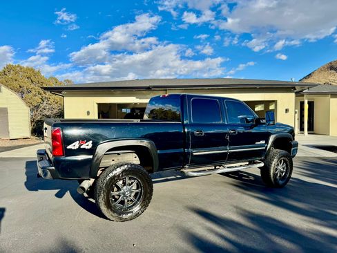 Used 2006 Chevrolet Silverado 2500 LT w/ Heavy-Duty Power Package image 2