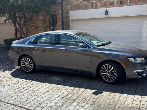 Used 2020 Lincoln MKZ w/ Convenience Package FWD image 9