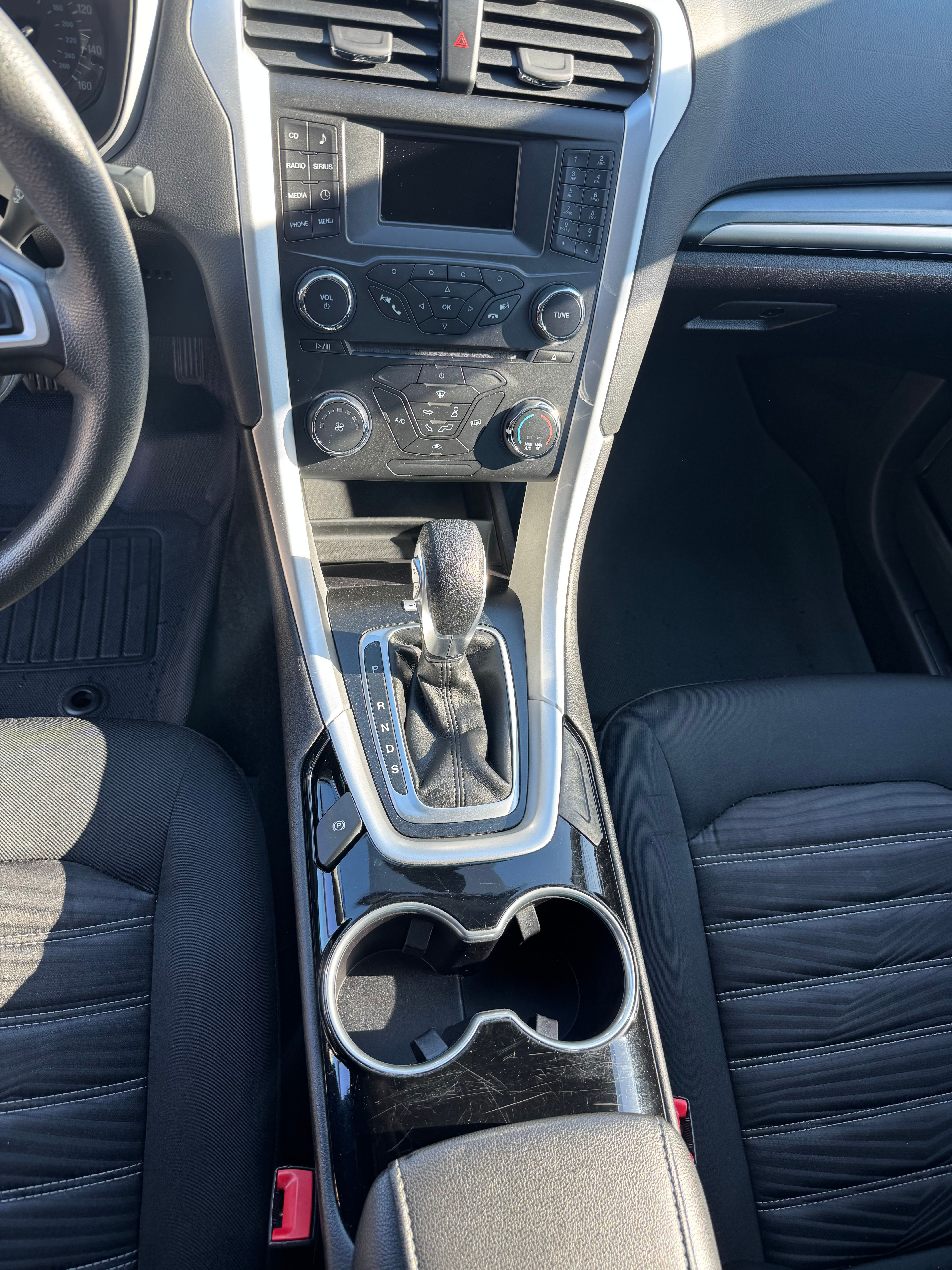 Used 2016 Ford Fusion SE FWD image 9