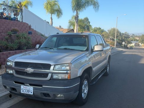 Used 2005 Chevrolet Avalanche Z71 w/ Preferred Equipment Group AWD/4WD image 2