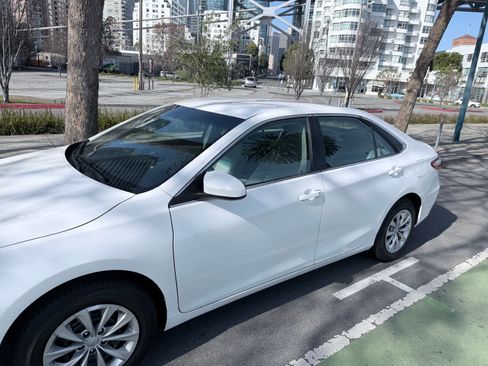Used 2017 Toyota Camry LE image 4