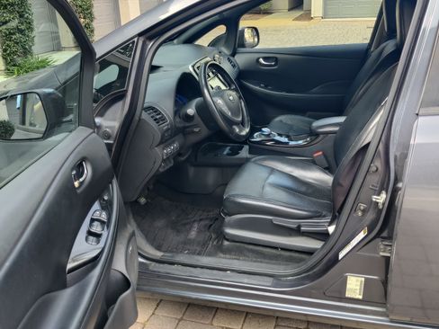 Used 2013 Nissan Leaf SL w/ Premium Pkg image 4
