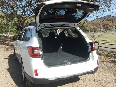 Used 2017 Subaru Outback 2.5i Premium image 5