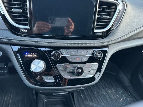 Used 2025 Chrysler Pacifica Select image 14