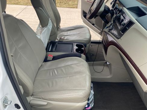 Used 2011 Toyota Sienna XLE image 12