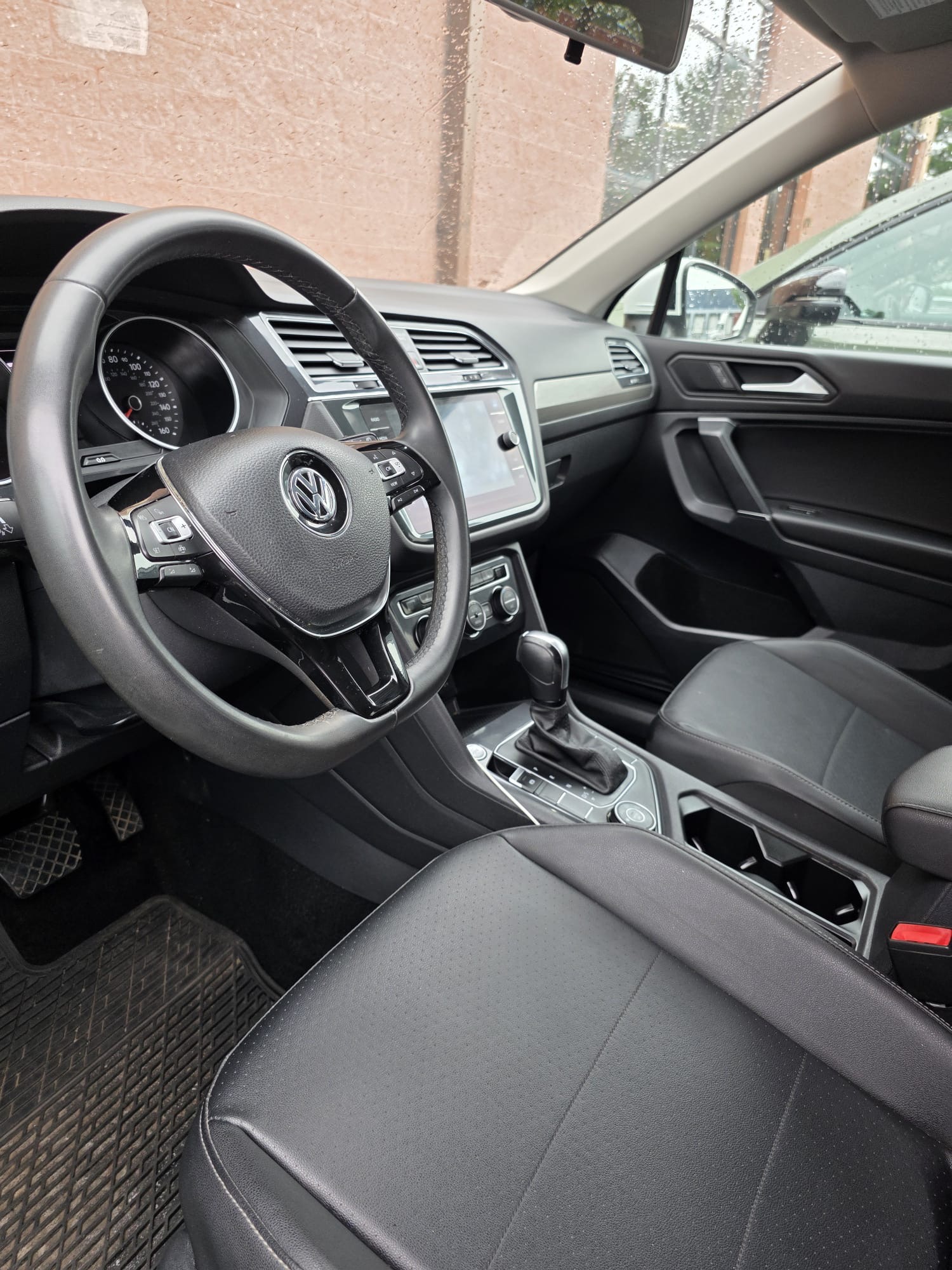 Used 2020 Volkswagen Tiguan SE R-Line AWD/4WD image 9