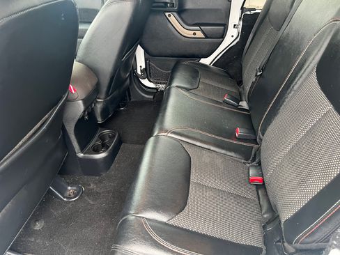 Used 2016 Jeep Wrangler Unlimited Sahara image 17