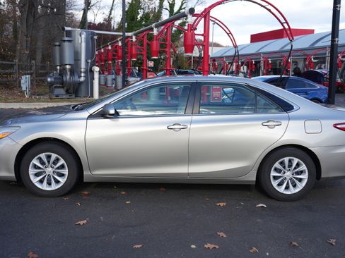 Used 2015 Toyota Camry LE image 10