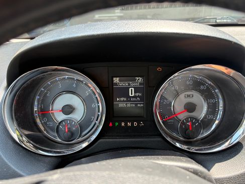 Used 2014 Chrysler Town & Country Touring-L FWD image 6