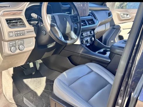 Used 2023 Chevrolet Suburban Z71 w/ Luxury Package AWD/4WD image 5