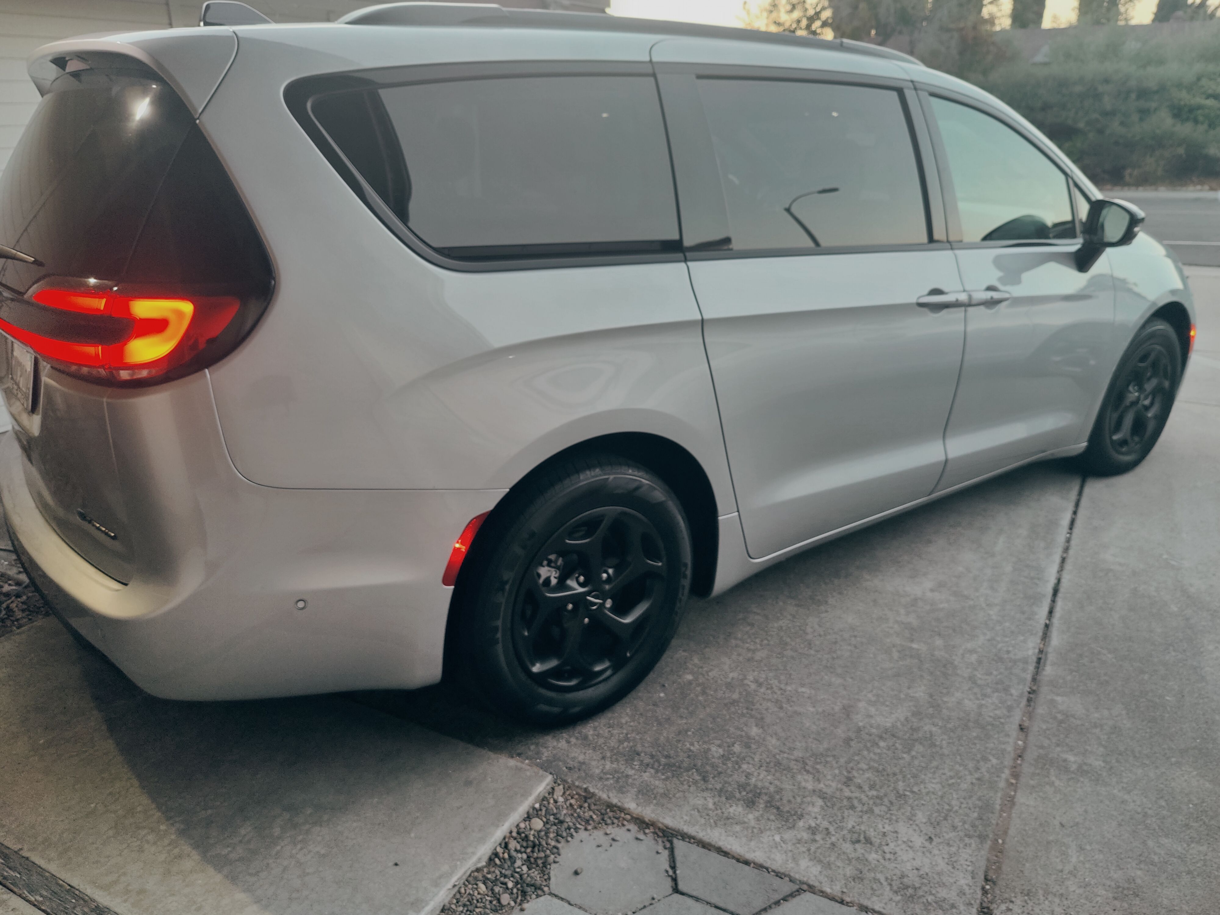 Used 2024 Chrysler Pacifica Premium FWD image 16
