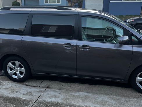 Used 2015 Toyota Sienna LE image 2