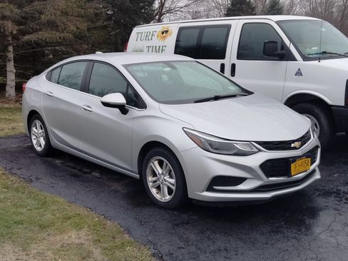 Used 2017 Chevrolet Cruze LT image 2