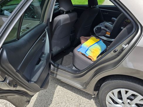 Used 2017 Toyota Corolla LE w/ Carpet Mat Package (TMS) FWD image 16