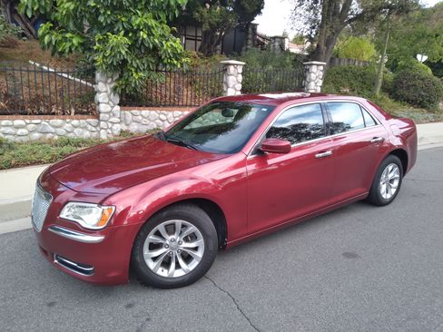 Used 2014 Chrysler 300 RWD image 4