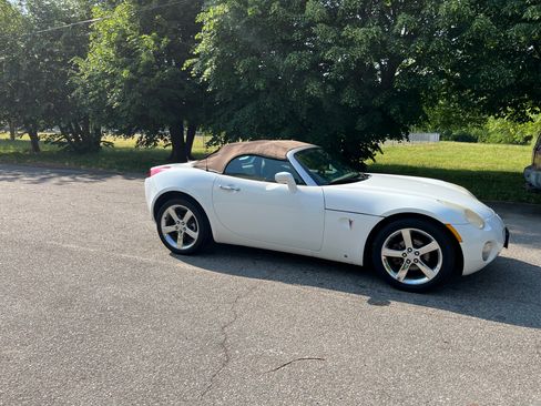 Used 2007 Pontiac Solstice Convertible w/ Premium Package RWD image 2