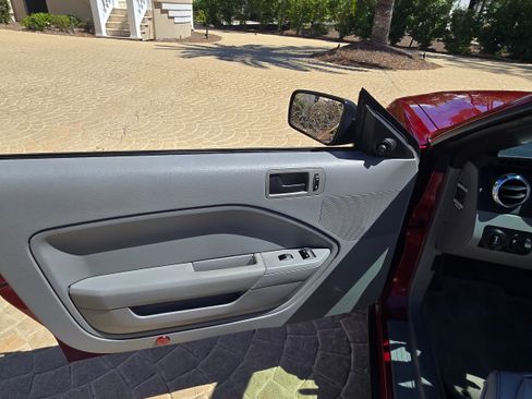 Used 2005 Ford Mustang Deluxe Convertible image 10