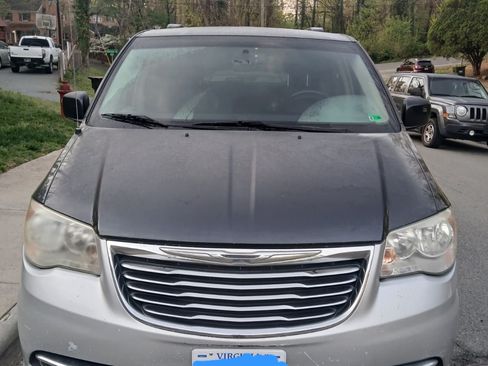 Used 2014 Chrysler Town & Country Touring image 1