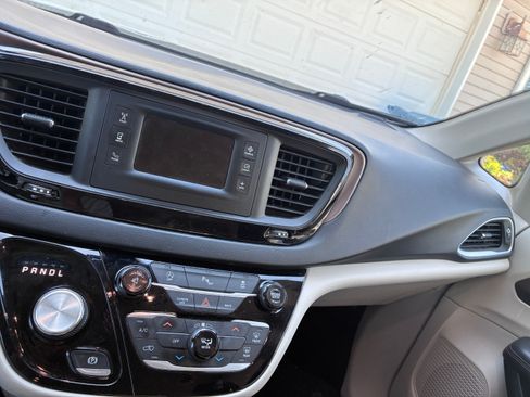 Used 2017 Chrysler Pacifica LX FWD image 13