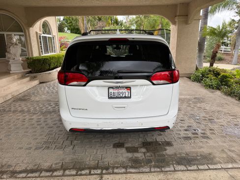 Used 2017 Chrysler Pacifica Touring-L image 8