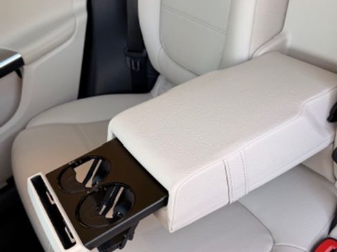 Used 2025 Mercedes-Benz GLC 300 4MATIC image 29