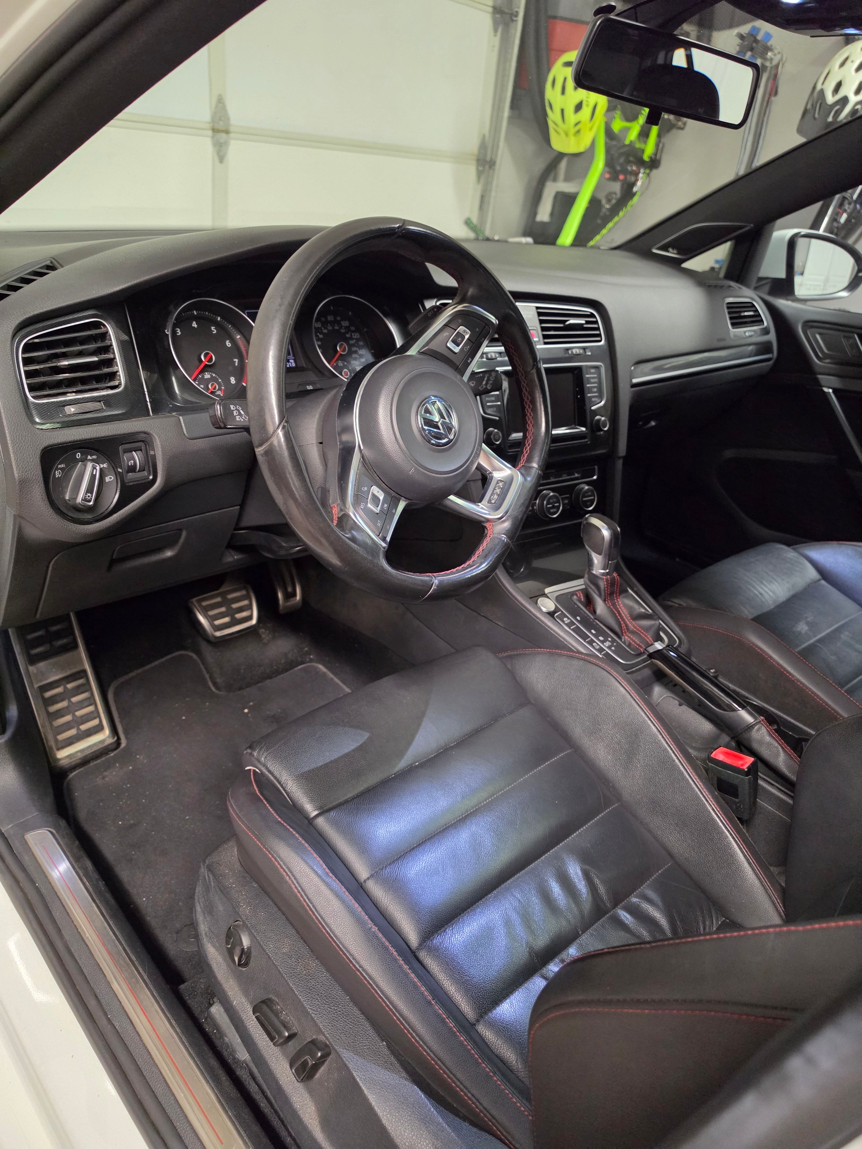 Used 2015 Volkswagen Golf 4-Door FWD image 10