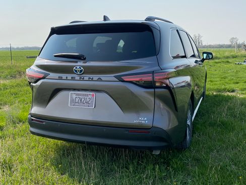Used 2021 Toyota Sienna XLE FWD image 6