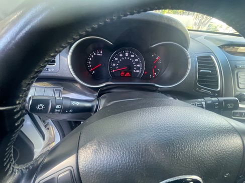 Used 2014 Kia Sorento LX image 9