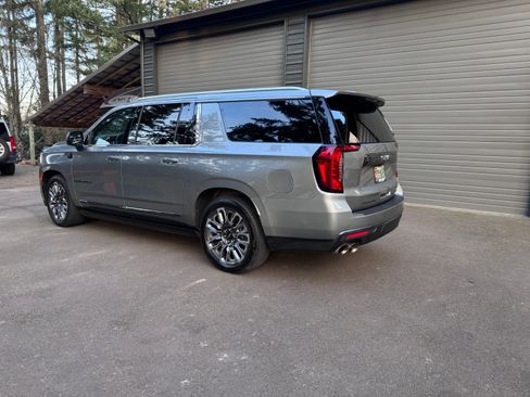 Used 2023 GMC Yukon XL Denali Ultimate image 2